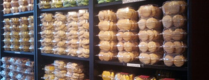 Hot Breads is one of Tempat yang Disukai Parth.