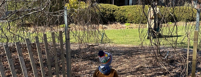 Bayard Cutting Arboretum is one of Trails.