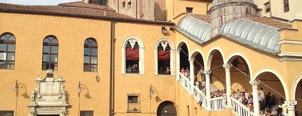 Piazza Del Municipio is one of Laura'nın Beğendiği Mekanlar.