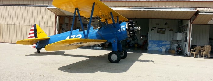 Popular Grove Vintage Wings & Wheels Museum is one of Locais curtidos por John.