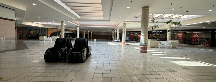 Santa Rosa Mall is one of clothes.