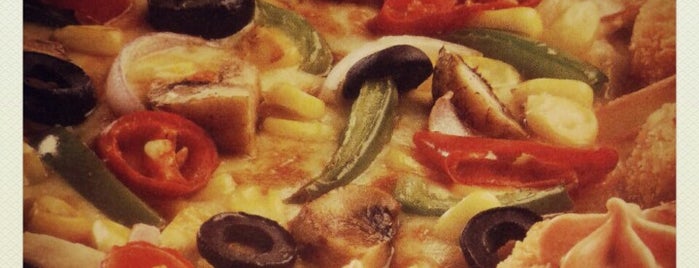 Pizza Hut is one of Lugares favoritos de Deepak.
