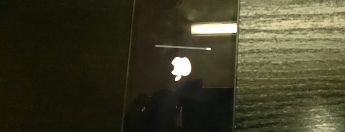 iPhone44 СЦ Apple is one of OMG! jd wuz here!さんのお気に入りスポット.