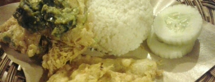 Ayam Keprek dan Sop Ayam Pramono is one of kuliner.