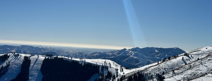 Lookout Day Lodge is one of Sun valley.
