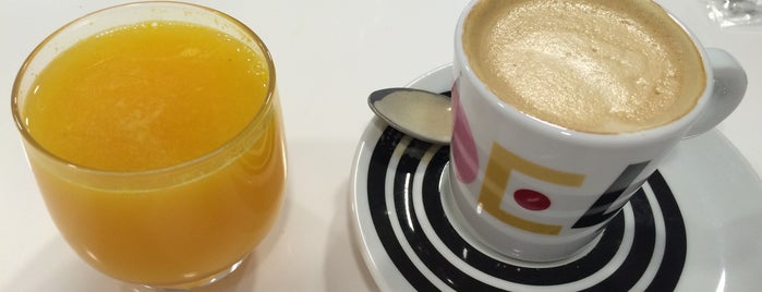 Le Petit Café is one of Sevilla breakfast.