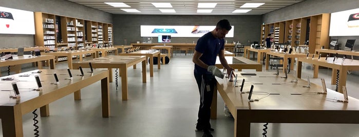 Apple Hannover is one of Kübraさんのお気に入りスポット.