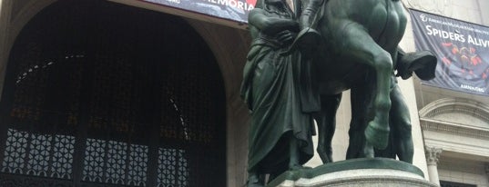 Theodore Roosevelt Statue is one of Tempat yang Disukai Tema.