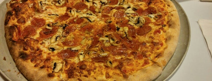 Artisa Pizzeria is one of Lugares favoritos de Dan.