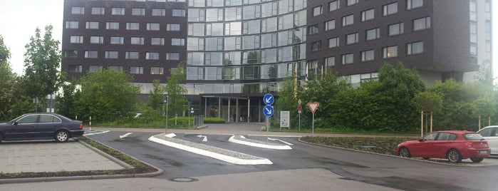 INFINITY Hotel & Conference Resort Munich is one of Esra'nın Kaydettiği Mekanlar.