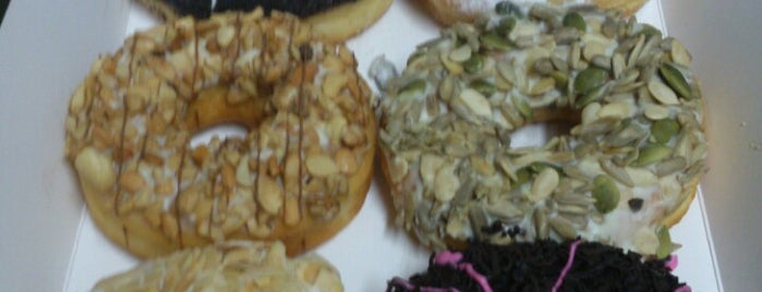 Big Apple Donuts & Coffee is one of Tempat yang Disukai ꌅꁲꉣꂑꌚꁴꁲ꒒.