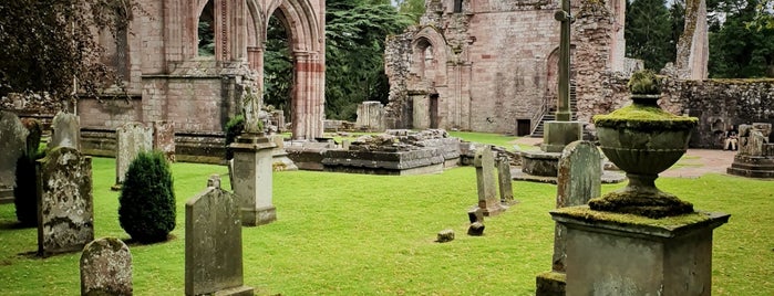 Dryburgh Abbey is one of Schottland.