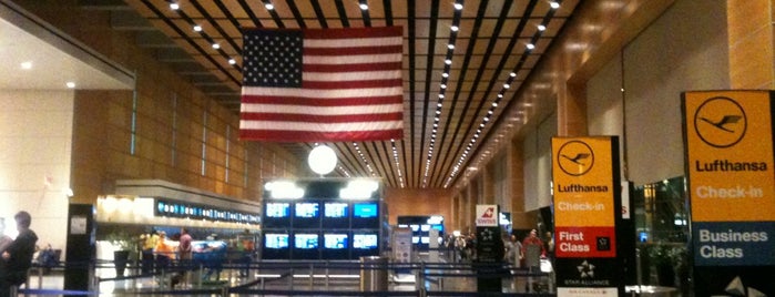 Boston Logan International Airport (BOS) is one of Heidi'nin Beğendiği Mekanlar.