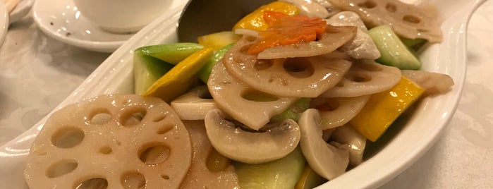 Kung Tak Lam Shanghai Vegetarian Cuisine 功德林上海素食 is one of Posti che sono piaciuti a Christopher.