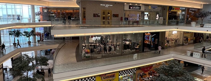 Aberdeen Centre is one of DJさんのお気に入りスポット.