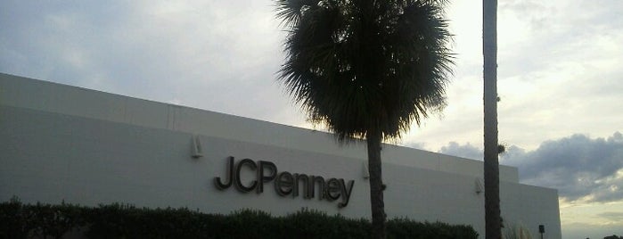 JCPenney is one of สถานที่ที่ Lizzie ถูกใจ.