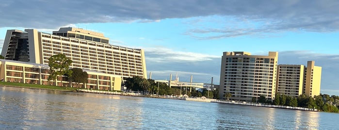 Contemporary Resort Marina is one of สถานที่ที่ Lizzie ถูกใจ.