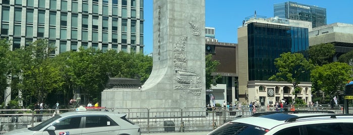 李舜臣(イ・スンシン)将軍の銅像 is one of Seoul.
