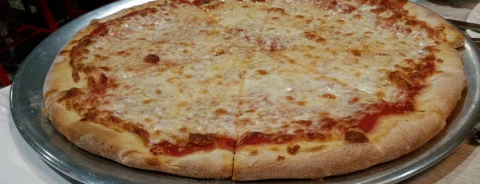 Pasquale's Pizza is one of Locais curtidos por Adolfo.