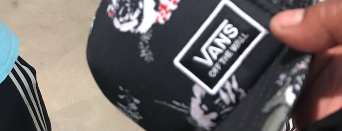 Vans is one of Tallさんのお気に入りスポット.