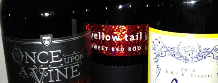 Ives Road Wine & Spirits is one of Lugares favoritos de Lindsaye.