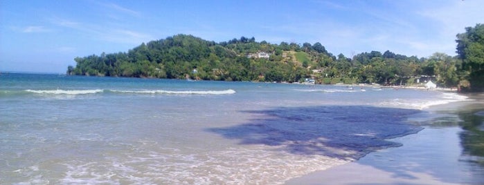 Las Cuevas Beach is one of Locais curtidos por Héctor.