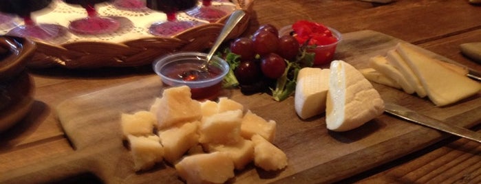 The Cheese Course is one of Locais curtidos por Bennett.