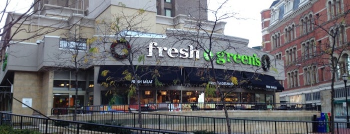 Fresh & Green's is one of สถานที่ที่ Jonathan ถูกใจ.