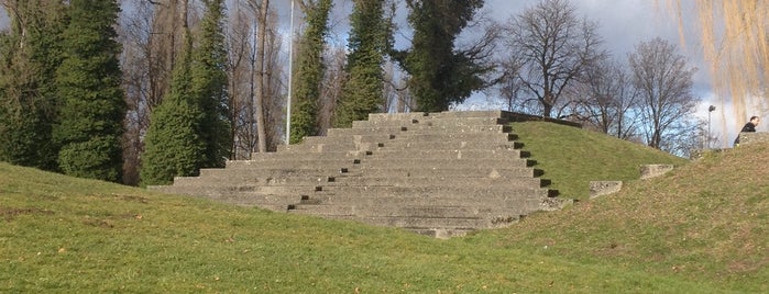 Pyramides de Vidy is one of สถานที่ที่ Marian ถูกใจ.