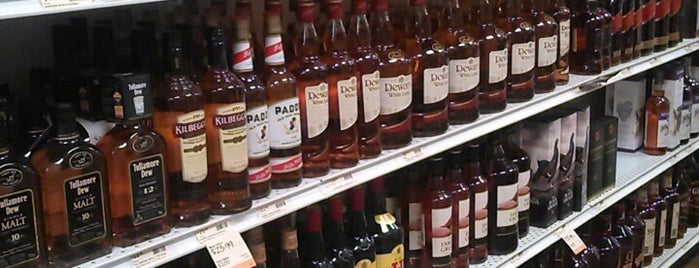 PA Wine & Spirits is one of JJさんのお気に入りスポット.