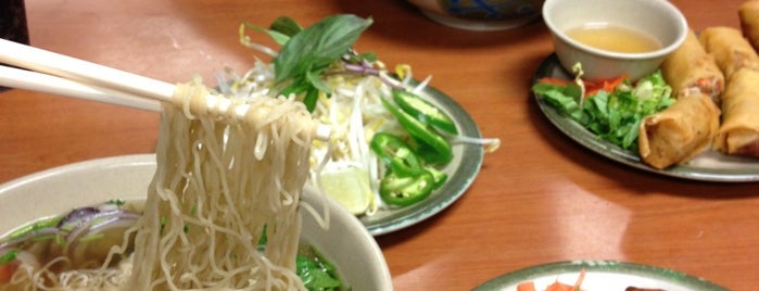 Pho 99 Restaurant is one of Locais curtidos por Paige.