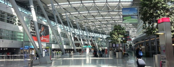 Düsseldorf Havalimanı (DUS) is one of Amby'ın Kaydettiği Mekanlar.