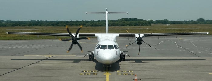 Aéroport Brest-Bretagne (BES) is one of Locais curtidos por JRA.