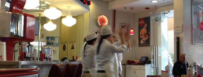 Johnny Rockets is one of Por ai... em Santiago (Chile).