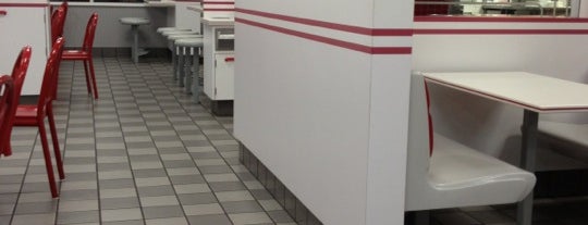 In-N-Out Burger is one of Tempat yang Disukai Alden.