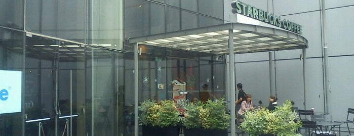 Starbucks is one of Lieux qui ont plu à Serif.