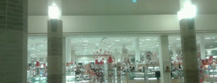 Macy's is one of Gaylaさんのお気に入りスポット.