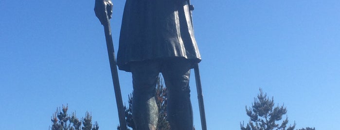 Leif Erikson Statue is one of สถานที่ที่ Dan ถูกใจ.