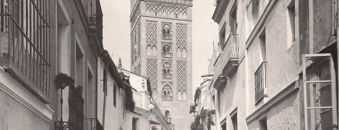 The Giralda is one of Lugares Históricos en Sevilla - Historic Sites.