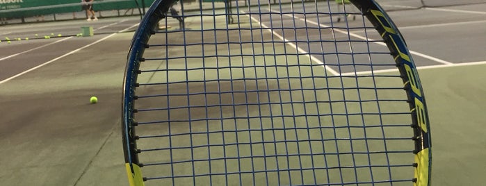 Tennis Court is one of Tempat yang Disukai Julie.