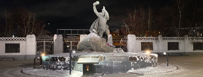 Памятник Анатолию Бредову is one of Мурманск.