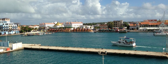 Renaissance Marina is one of Tempat yang Disukai Guillermo.