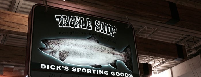 DICK'S Sporting Goods is one of Lugares favoritos de Ron.