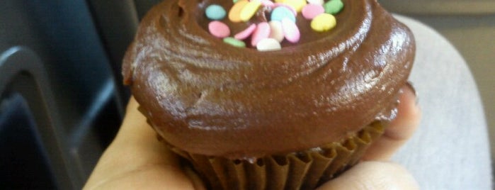 Cupcakes by TOM is one of lugares por conocer.
