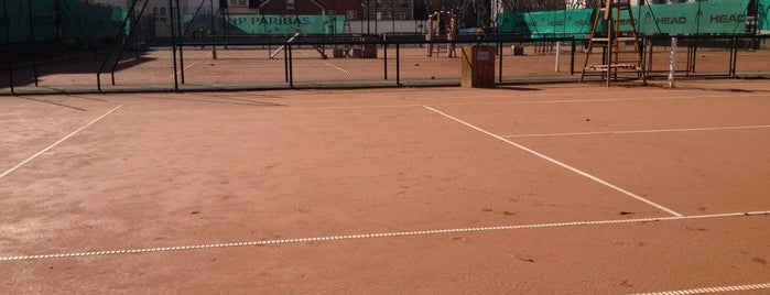 Azur tennis club is one of ᴡ'ın Beğendiği Mekanlar.