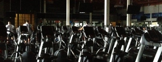 24 Hour Fitness is one of Lieux qui ont plu à Erika.