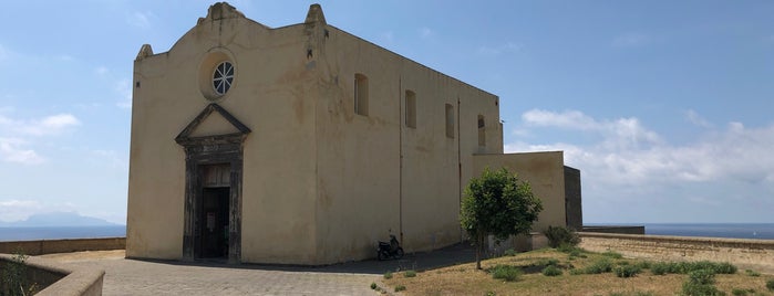 Cenobio di Santa Margherita Nuova is one of Procida 🎨.