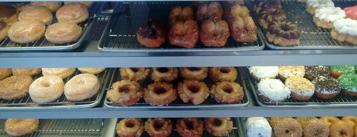 Golden Donut Place is one of DONUTS!!!.