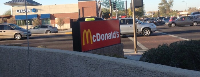 McDonald's is one of Orte, die Travis gefallen.