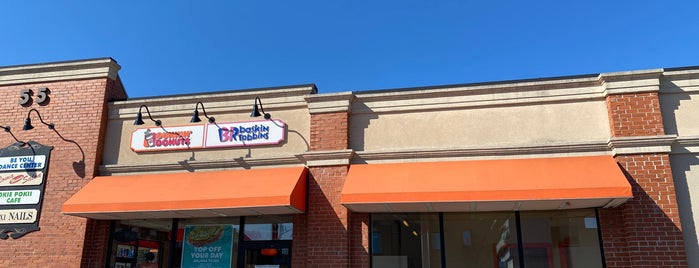 Dunkin' is one of Highland Park Spots.